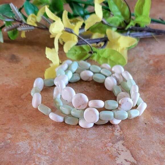 Set of 3 Beaded Stretch Bracelets in Pastel Green and White - New - Picture 1 of 2